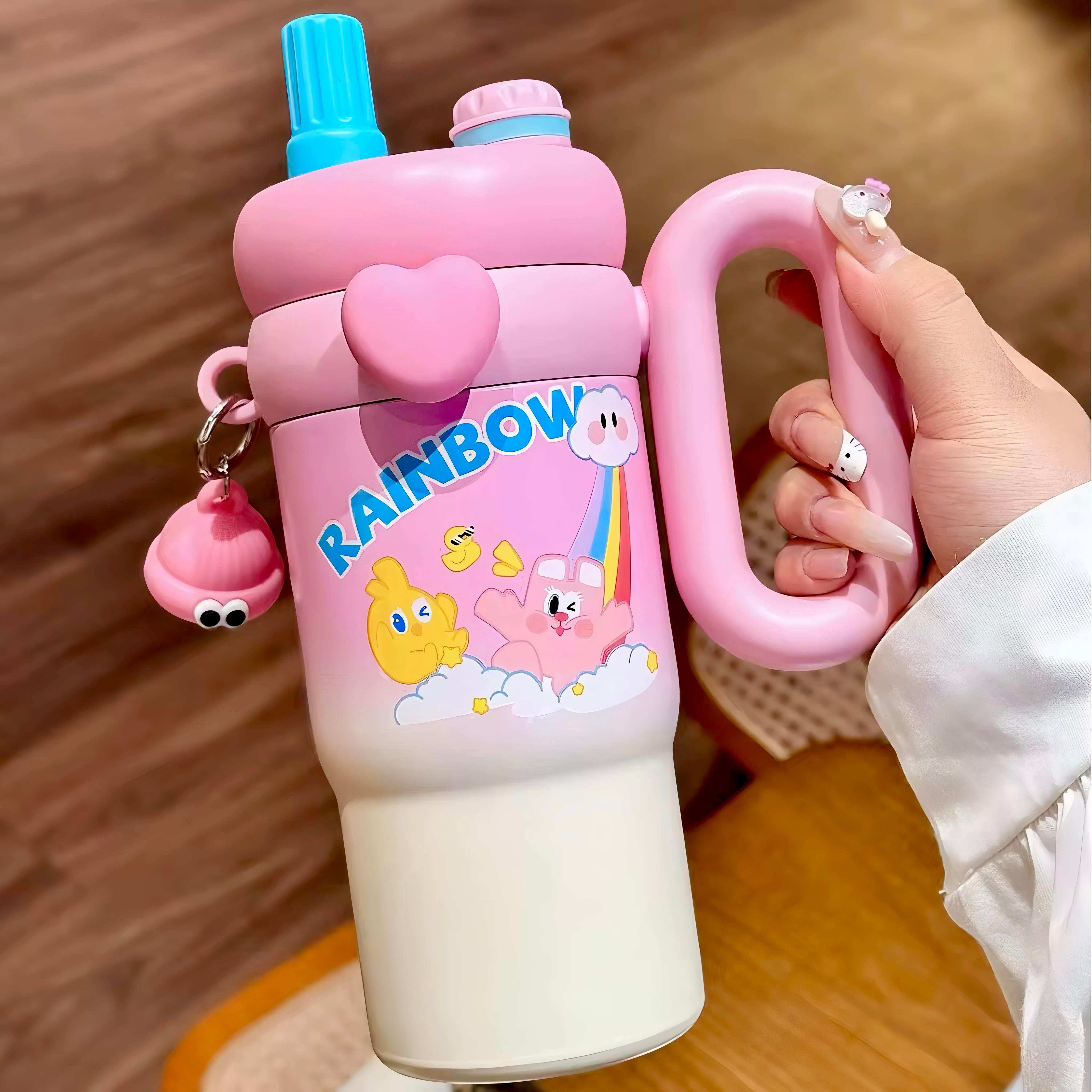 Rainbow Sip Tumbler – 900ML | Cute Kawaii Style with Dual Lids & Handle 🌈🧸💧