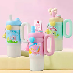 Rainbow Sip Tumbler – 900ML | Cute Kawaii Style with Dual Lids & Handle 🌈🧸💧